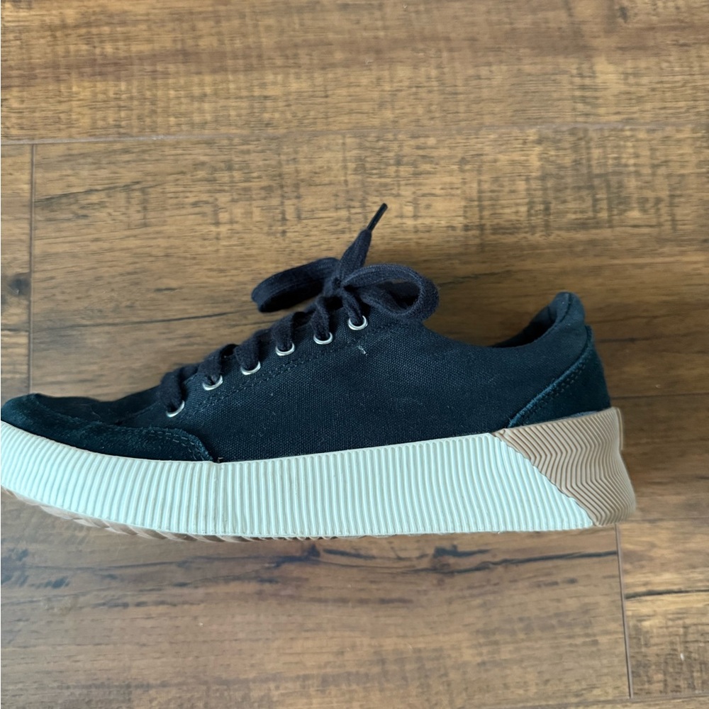 Sorel womens size 7 
Like new